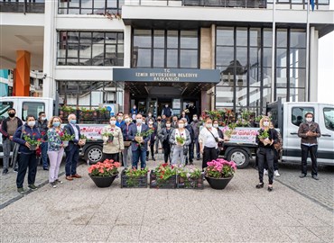 İzmir Büyükşehir Belediyesi Anneleri Sevindirirken Çiçek Üreticilerini de Destekliyor